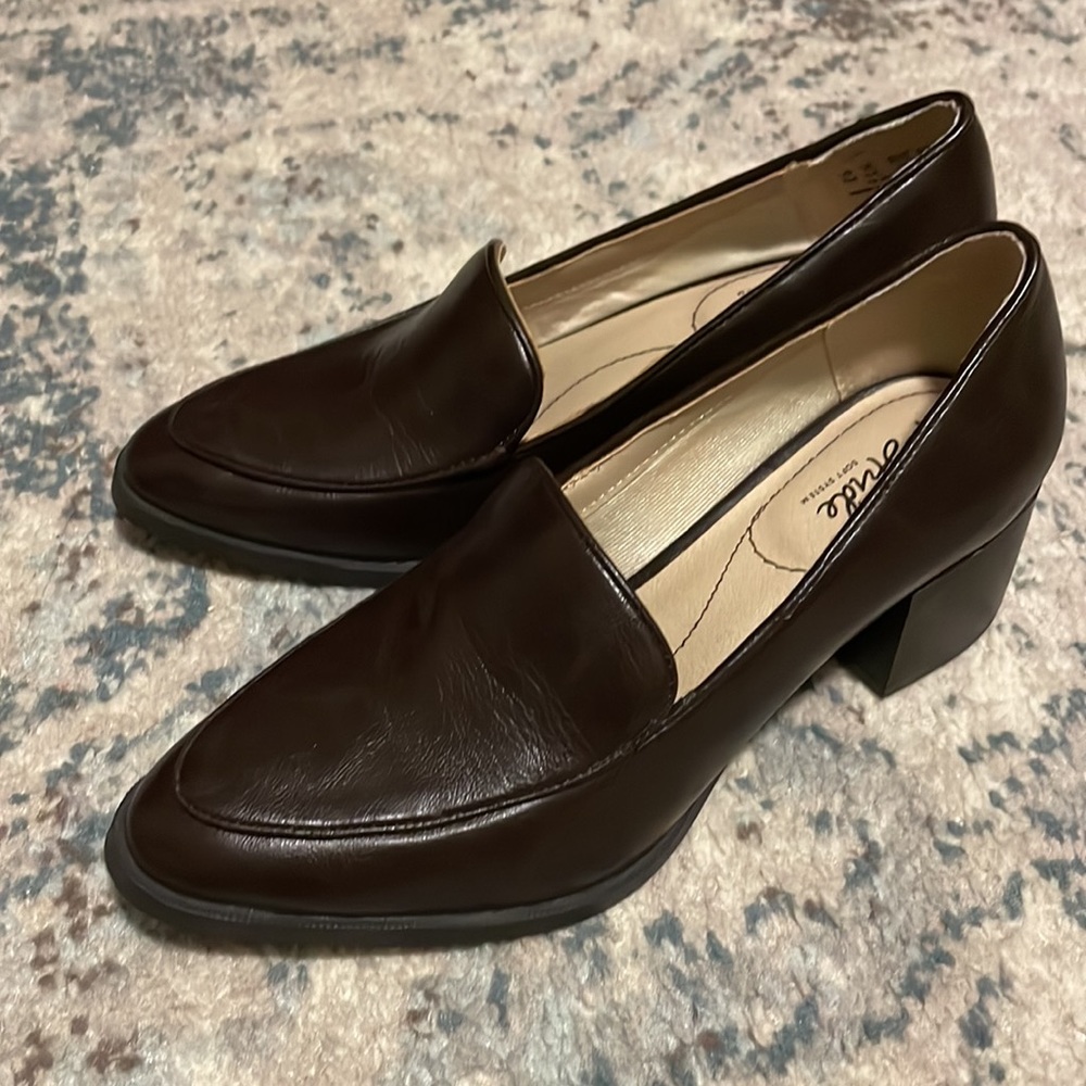 Lifestride “Devon” Leather Pumps